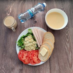 Dieta o kontrolowanej zawartości kwasów tłuszczowych Kawa zbożowa z mlekiem Kasza kukurydziana na mleku Chleb mieszany pszenno-żytni Masło extra Szynka tostowa Zielona pasta jajeczna Pomidor Rukola Woda mineralna